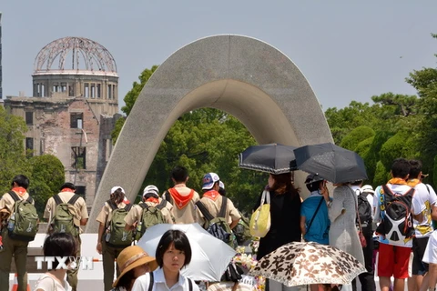 Người dân Nhật Bản tưởng niệm các nạn nhân bom nguyên tử tại Công viên Hòa bình ở Hiroshima ngày 5/8. (Ảnh: AFP/TTXVN)