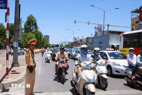 Cảnh sát giao thông đội 4, Công an Hà Nội làm nhiệm vụ phân luồng giao thông. (Ảnh minh họa: Doãn Tấn/TTXVN)