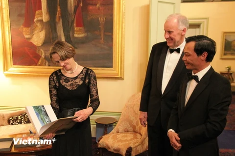 Đại sứ Việt Nam tại Australia Lương Thanh Nghị gặp Thống đốc bang Tasmania, giáo sư Kate Warner - người cầm xem cuốn sách ảnh. (Ảnh do Đại sứ quán Việt Nam tại Australia cung cấp)
