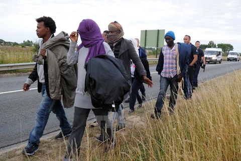 Người nhập cư tại khu vực cảng Calais, miền bắc Pháp ngày 3/8 vừa qua. (Ảnh: AFP/TTXVN)