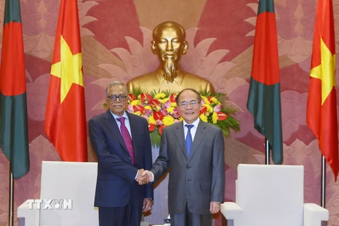 Chủ tịch Quốc hội Nguyễn Sinh Hùng hội kiến với Tổng thống Cộng hòa nhân dân Bangladesh Md. Abdul Hamid. (Ảnh: Thống Nhất/TTXVN)