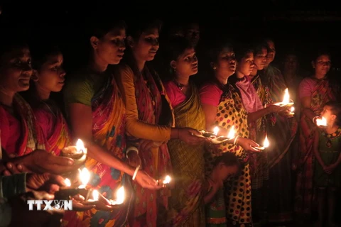 Người dân Banladssh thắp nến tại lễ kỷ niệm ở Panchgarh ngày 1/8. (Ảnh: THX/TTXVN)
