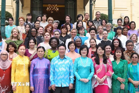 Phó Thủ tướng Bộ trưởng Ngoại giao Phạm Bình Minh và các đại biểu. (Ảnh: Thống Nhất/TTXVN)