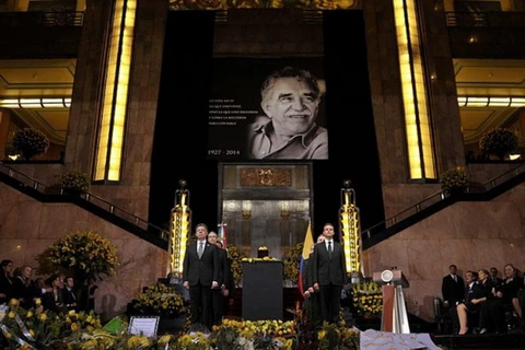 Tổng thống Colombia Juan Manuel Santos (trái) và người đồng cấp Mexico Enrique Pena Nieto (phải) bên bình chứa tro cốt của cố Gabriel Garcia Marquez. (Nguồn: dailymail.co.uk)