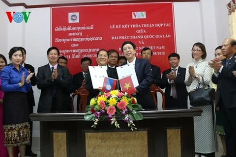 Tổng Giám đốc Đài Tiếng nói Việt Nam Nguyễn Đăng Tiến và Tổng Giám đốc Đài phát thanh Quốc gia Lào Sipha Nonglath tại lễ ký kết. (Nguồn: vov.vn)