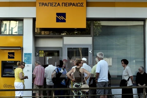 Một ngân hàng ở thủ đô Athens mở cửa ngày 20/7. (Ảnh: AFP/TTXVN)