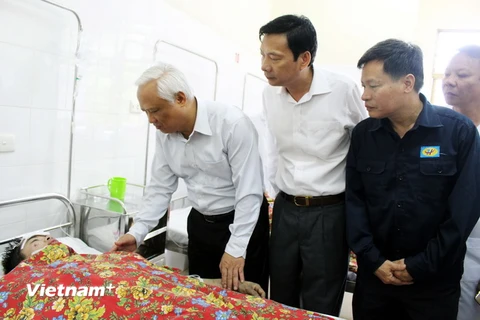 Phó Chủ tịch Quốc hội Uông Chu Lưu cùng lãnh đạo tỉnh Quảng Ninh thăm hỏi động viên các nạn nhân trong vụ tai nạn hầm lò. (Ảnh: Nguyễn Hoàng/Vietnam+) 