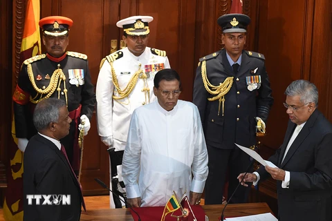 Tổng thống Sri Lanka Maithripala Sirisena (giữa) và Tân Thủ tướng Ranil Wickremesinghe (phải) tại lễ tuyên thệ nhậm chức. (Ảnh: AFP/TTXVN)