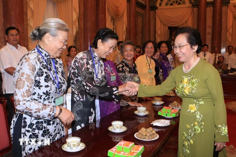 Phó Chủ tịch nước Nguyễn Thị Doan cũng các đại biểu. (Ảnh: Doãn Tấn/TTXVN)