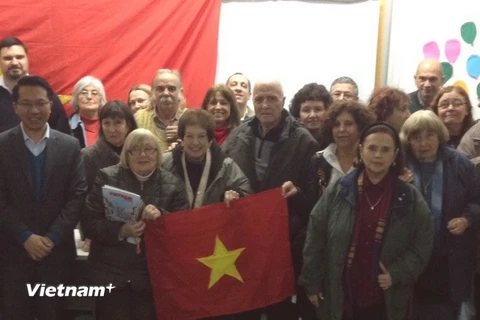 Bạn bè Argentina tham gia buổi nói chuyện về Việt Nam. (Ảnh: Diệu Hương/Vietnam+)