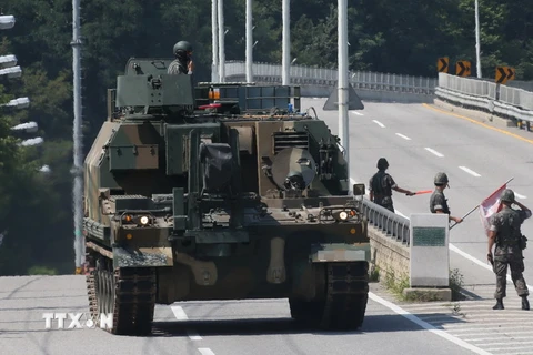 Xe quân sự Hàn Quốc tại thành phố biên giới Paju ngày 17/8 vừa qua. (Ảnh: Yonhap/TTXVN)