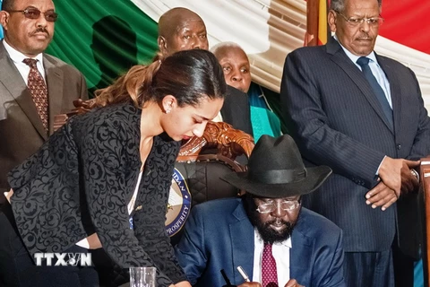Tổng thống Nam Sudan Salva Kiir (giữa) ký thỏa thuận hòa bình với lực lượng nổi dậy, chấm dứt cuộc nội chiến kéo dài 20 tháng qua tại nước này. (Ảnh: AFP/TTXVN)