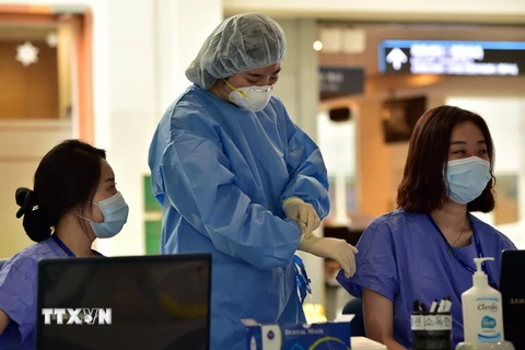 Kiểm tra thân nhiệt cho người dân Hàn Quốc để phòng tránh lây nhiễm MERS tại Trung tâm Y tế Samsung ở thủ đô Seoul ngày 20/7 vừa qua. (Ảnh: AFP/TTXVN)