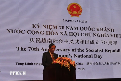 Tổng Lãnh sự Việt Nam tại Quảng Châu, Trung Quốc Nguyễn Tiến Hồng phát biểu tại buổi chiêu đã. (Ảnh: Xuân Tuấn-Đức Nam/Vietnam+) 