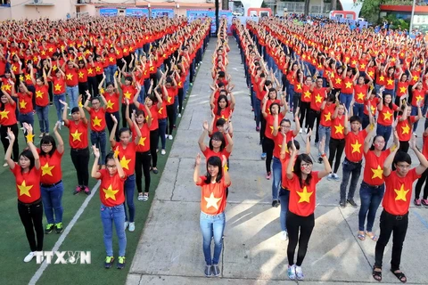 Chương trình đồng diễn của 2.000 thanh niên, sinh viên trên nền nhạc bài hát "Đến với con người Việt Nam tôi.” (Ảnh: An Hiếu/TTXVN)
