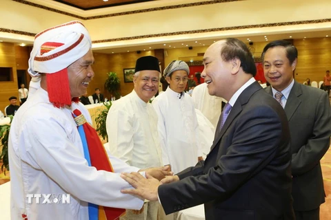 Phó Thủ tướng Nguyễn Xuân Phúc gặp mặt các đại biểu. (Ảnh: Phương Hoa/TTXVN)