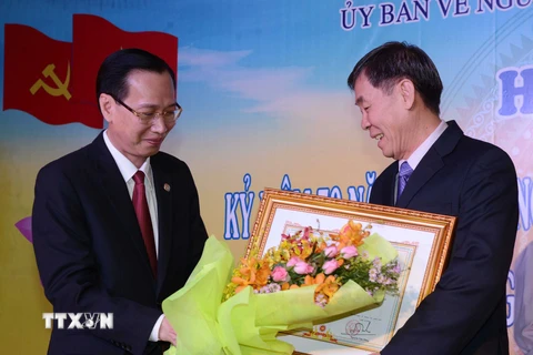 Phó Chủ tịch UBND Thành phố Hồ Chí Minh Lê Thanh Liêm trao tặng Bằng khen của Thủ tướng Chính phủ cho cá nhân tích cực tham gia vào sự nghiệp xây dựng chủ nghĩa xã hội và bảo vệ Tổ quốc. (Ảnh: Thanh Vũ/TTXVN)