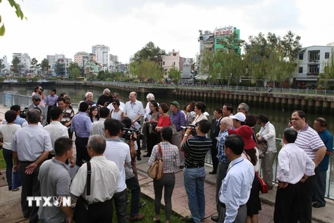 Khách quốc tế tham quan kênh Nhiêu Lộc-Thị Nghè, TP.HCM. (Ảnh: Hoàng Hải/TTXVN)