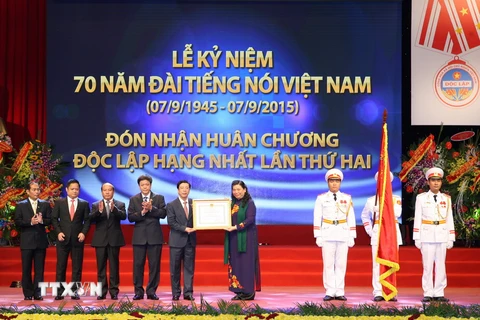 Bà Tòng Thị Phóng, Ủy viên Bộ Chính trị, Phó Chủ tịch Quốc hội trao tặng Huân chương Độc Lập hạng Nhất cho Đài Tiếng nói Việt Nam. (Ảnh: Thống Nhất/TTXVN)