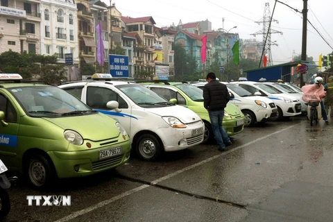 Dịch vụ vận tải hành khách bằng xe taxi và xe khách tuyến cố định tại bến xe Lương Yên, Hà Nội. (Ảnh: Hoàng Hùng/TTXVN)
