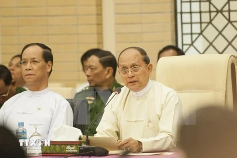 Tổng thống Myanmar Thein Sein trong một cuộc thảo luận với thủ lĩnh đối lập. (Nguồn: AFP/TTXVN)