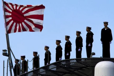 Thủy thủ Nhật đứng trên boong tàu chiến Izumo tại Yokohama, phía nam Tokyo. (Nguồn: Reuters)