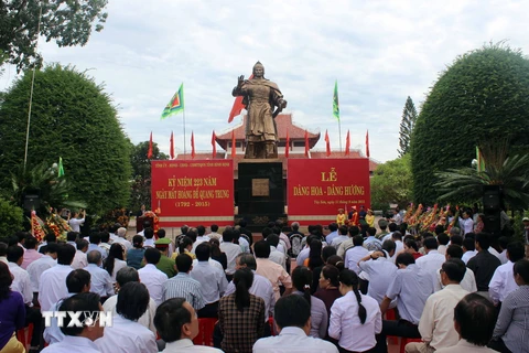 Quang cảnh lễ dâng hoa tại Tượng đại Hoàng đế Quang Trung. (Ảnh: Quốc Dũng/TTXVN)