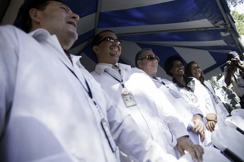 Các bác sỹ Cuba tham gia buổi lễ đón tàu bệnh viện USNS Comfort của Hải quân Mỹ đến thủ đô Port-au-Prince của Haiti ngày 11/9. (Nguồn: AFP)