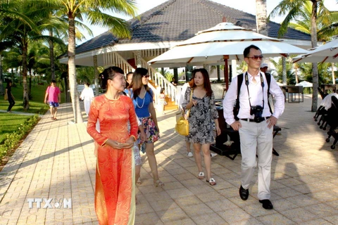 Một đoàn khảo sát và tìm hiểu tại Sea Links Beach Hotel ở thành phố Phan Thiết. (Ảnh: Nguyễn Thanh/TTXVN)