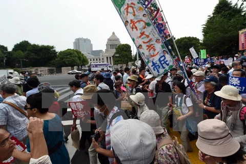 Biểu tình phản đối dự luật an ninh mới tại Nhật Bản. (Ảnh: AFP/TTXVN)