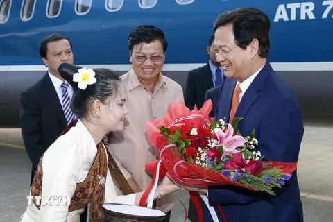 Quang cảnh lễ đón Thủ tướng Nguyễn Tấn Dũng tại sân bay quốc tế Wattay. (Ảnh: Đức Tám/TTXVN)