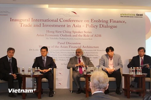 Chủ tịch Ngân hàng Phát triển châu Á (ADB) Takehiko Nakao (ngoài cùng bên phải) cùng các diễn giả tại hội thảo. (Ảnh: Mỹ Bình/Vietnam+) 