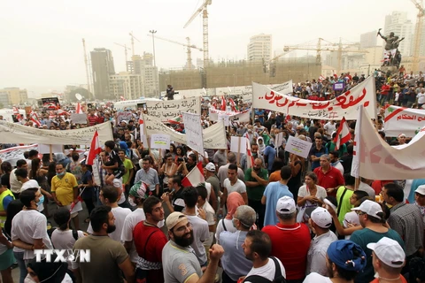 Những người biểu tình Liban một lần nữa lại đổ ra các đường phố ở Beirut, phản đối tình trạng rác thải tràn ngập đường phố ở thủ đô và khu vực lân cận, ngày 9/9 vừa qua. (Ảnh: AFP/TTXVN)