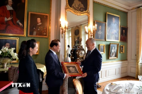 Phó Thủ tướng Vũ Văn Ninh hội đàm với Phó Tổng thống, Bộ trưởng Bộ Kinh tế, Giáo dục và Nghiên cứu của Thụy Sĩ Johann Niklaus Schneider-Ammann. (Ảnh: Tố Uyên/TTXVN)