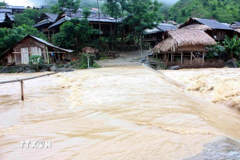 Bản Tặng Phăn, xã Na Ngoi, huyện Kỳ Sơn, tỉnh Nghệ An bị nước lũ cô lập, chia cắt. (Ảnh: TTXVN phát)