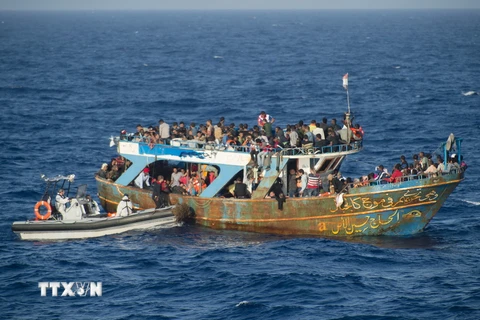 Giải cứu người di cư trên biển Địa Trung Hải. (Ảnh: AFP/TTXVN)