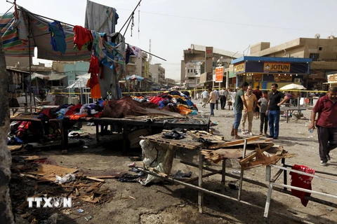 Hiện trường một vụ đánh bom liều chết ở Baghdad ngày 17/9 vừa qua. (Ảnh: Reuters/TTXVN)