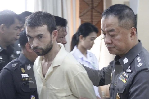 Cảnh sát áp giải nghi can Adem Karadag tới trụ sở Cục cảnh sát thành phố tại Bangkok ngày 4/9 vừa qua. (Ảnh: THX/TTXVN)