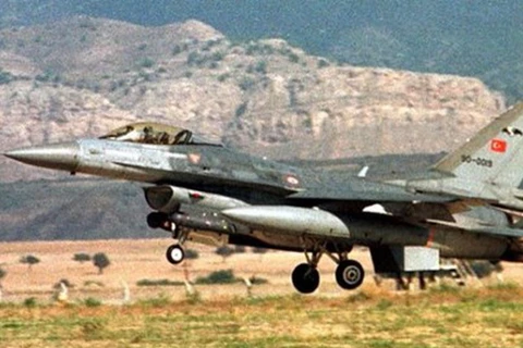 Chiến đấu cơ F-16 của quân đội Thổ Nhĩ Kỳ cất cánh từ một căn cứ tại thành phố Diyarbakir. (Nguồn: Reuters)