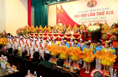 Các cháu thiếu nhi chúc mừng Đại hội đại biểu Đảng bộ tỉnh Hà Nam lần thứ XIX, nhiệm kỳ 2015-2020. (Nguồn: hanam.gov.vn)