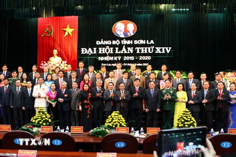 Ban chấp hành Đảng bộ tỉnh Sơn La khóa XIV nhiệm kỳ 2015-2020 ra mắt Đại hội. (Ảnh: Điêu Chính Tới/TTXVN)