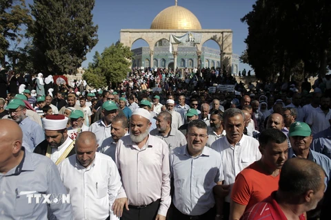Người dân Palestine tuần hành phản đối các cuộc đụng độ giữa những người ném đá và cảnh sát tại Jerusalem ngày 27/9. (Ảnh: AFP/TTXVN)