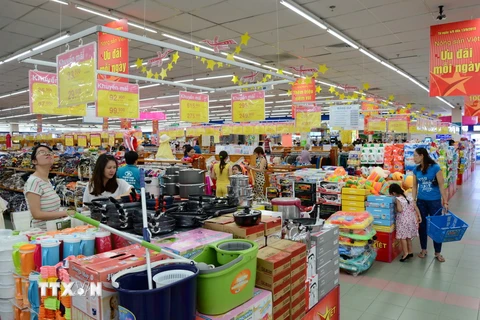 Hàng Việt Nam được bày bán tại siêu thị ở TP.HCM. (Ảnh: Thanh Vũ/TTXVN)