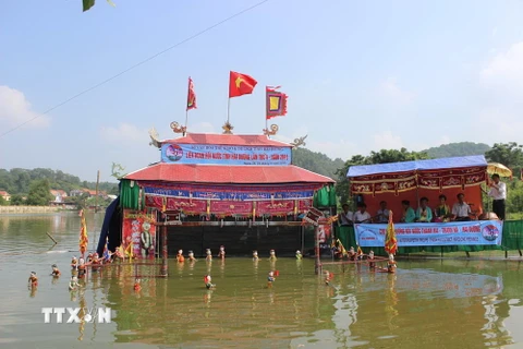 Tiết mục "Lễ hội làng tôi" do phường rối nước Thanh Hải, huyện Thanh Hà biểu diễn. (Ảnh: Mạnh Minh/TTXVN)
