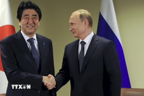 Tổng thống Nga Vladimir Putin (phải) và Thủ tướng Nhật Bản Shinzo Abe. (Ảnh: Reuters/TTXVN)