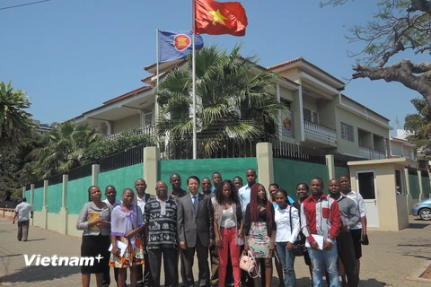Đại sứ Việt Nam tại Mozambique Nguyễn Văn Trung chụp ảnh cùng 10 sinh viên Mozambique trước khi sang Việt Nam học. (Nguồn: Đại sứ quán Việt Nam tại Mozambique)