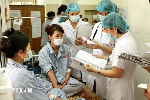 10 ngày đầu tháng Chín vừa qua, Bệnh viện Bệnh Nhiệt đới Trung ương thuộc Bộ Y tế tiếp nhận cấp cứu 20 trường hợp/ngày, điều trị 130 ca sốt xuất huyết, tăng đột biến so với tháng trước. (Ảnh: Dương Ngọc/TTXVN )