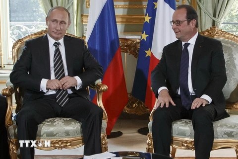 Tổng thống Nga Vladimir Putin (trái) và Tổng thống Pháp Francois Hollande (phải) tại cuộc gặp song phương ngày 2/10. (Ảnh: AFP/TTXVN)