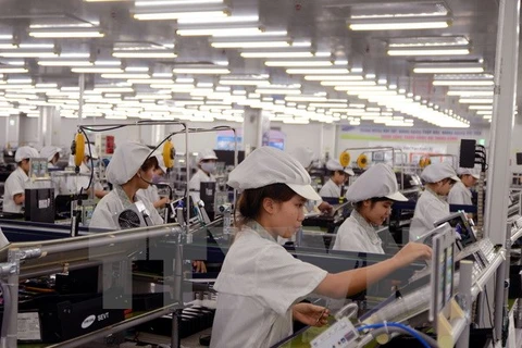 Sản xuất điện thoại di động tại Công ty Điện tử Samsung Việt Nam Thái Nguyên, doanh nghiệp 100% vốn đầu tư của Hàn Quốc. (Ảnh: Danh Lam/TTXVN)
