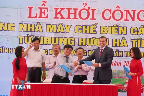 Tổng Giám đốc Dương Tất Thắng (bên trái) ký kết hợp tác với các đơn vị. (Ảnh: Phan Quân/TTXVN)